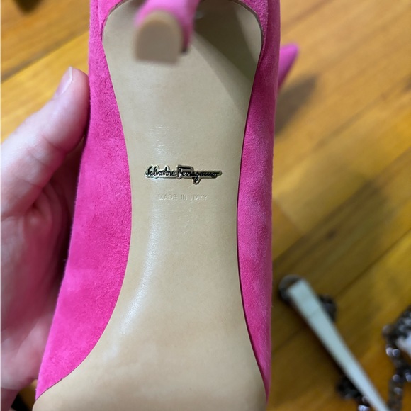 Never-worn pink suede Ferragamo heels size 7.5 - Picture 4 of 5
